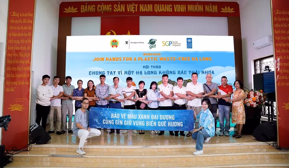 Các chủ tàu thuyền cam kết không sử dụng sản phẩm từ nhựa dùng một lần trong các hoạt động dịch vụ du lịch trên Vịnh Hạ Long. (Ảnh: UNDP Việt Nam) Các chủ tàu thuyền cam kết không sử dụng sản phẩm từ nhựa dùng một lần trong các hoạt động dịch vụ du lịch trên Vịnh Hạ Long. (Ảnh: UNDP Việt Nam)