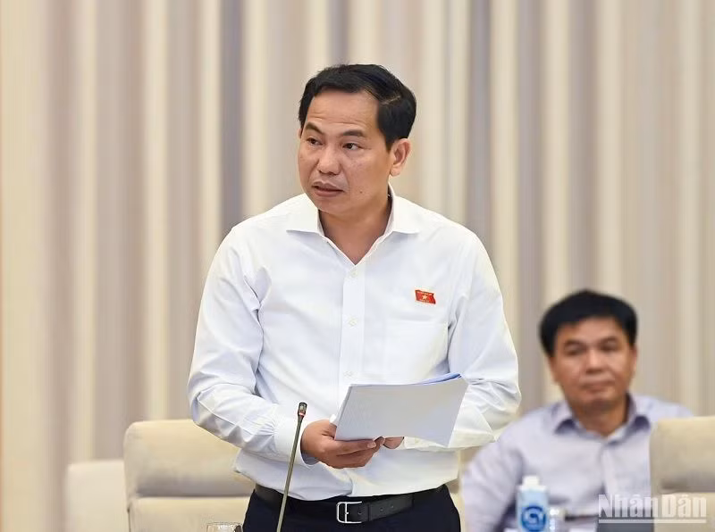 Chủ nhiệm Ủy ban Tài chính, Ngân sách của Quốc hội Lê Quang Mạnh, Phó Trưởng đoàn Thường trực Đoàn giám sát báo cáo tại phiên họp. (Ảnh: DUY LINH) Chủ nhiệm Ủy ban Tài chính, Ngân sách của Quốc hội Lê Quang Mạnh, Phó Trưởng đoàn Thường trực Đoàn giám sát báo cáo tại phiên họp. (Ảnh: DUY LINH)