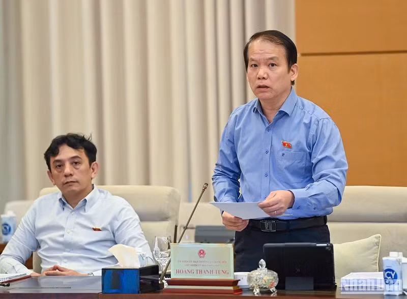 Chủ nhiệm Ủy ban Pháp luật Hoàng Thanh Tùng trình bày báo cáo của Đoàn giám sát. (Ảnh: DUY LINH)
