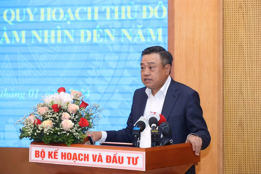 Chủ tịch Ủy ban nhân dân thành phố Hà Nội Trần Sỹ Thanh phát biểu ý kiến.