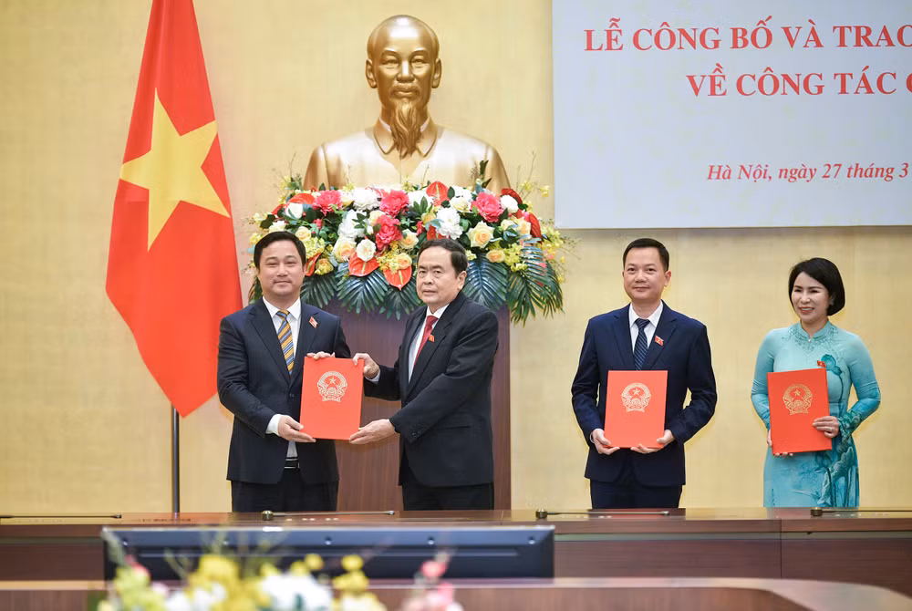 Phó Chủ tịch Thường trực Quốc hội Trần Thanh Mẫn trao Nghị quyết cho các đồng chí được Ủy ban Thường vụ Quốc hội phê chuẩn, bổ nhiệm. 