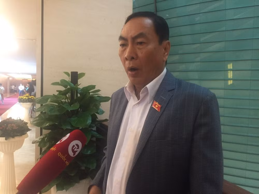 Đại biểu Phạm Văn Hòa (đoàn Đồng Tháp) trao đổi bên hành lang Quốc hội.