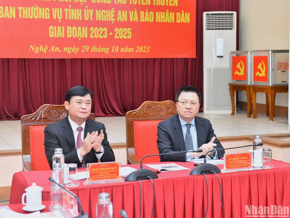 Đồng chí Lê Quốc Minh, Ủy viên Trung ương Đảng, Tổng Biên tập Báo Nhân Dân, Phó Trưởng Ban Tuyên giáo Trung ương, Chủ tịch Hội Nhà báo Việt Nam và đồng chí Thái Thanh Quý, Ủy viên Trung ương Đảng, Bí thư Tỉnh ủy, Chủ tịch Hội đồng nhân dân tỉnh, Trưởng Đoàn đại biểu Quốc hội tỉnh Nghệ An chủ trì Lễ ký kết.