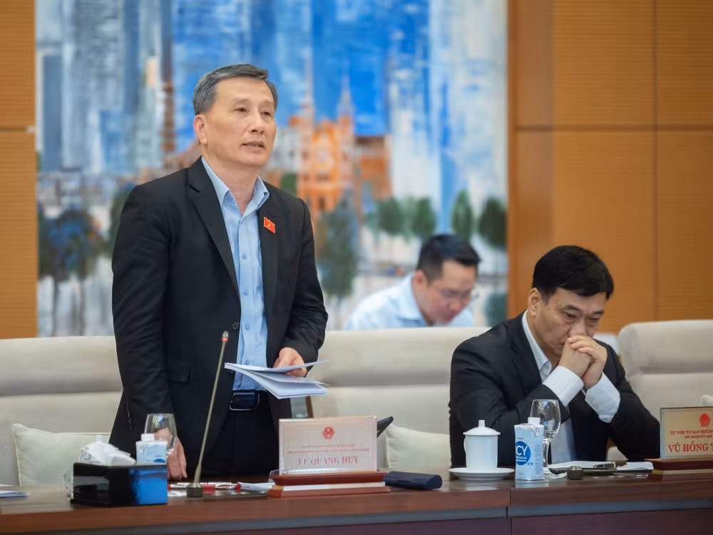 Chủ nhiệm Ủy ban Khoa học, Công nghệ và Môi trường Lê Quang Huy trình bày báo cáo thẩm tra sơ bộ Dự án. (Ảnh: DUY LINH) Chủ nhiệm Ủy ban Khoa học, Công nghệ và Môi trường Lê Quang Huy trình bày báo cáo thẩm tra sơ bộ Dự án. (Ảnh: DUY LINH)