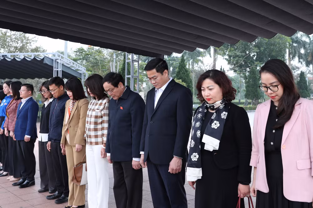 Các thành viên Đoàn công tác tưởng niệm các anh hùng, liệt sĩ tại Di tích quốc gia đặc biệt Thành cổ Quảng Trị.