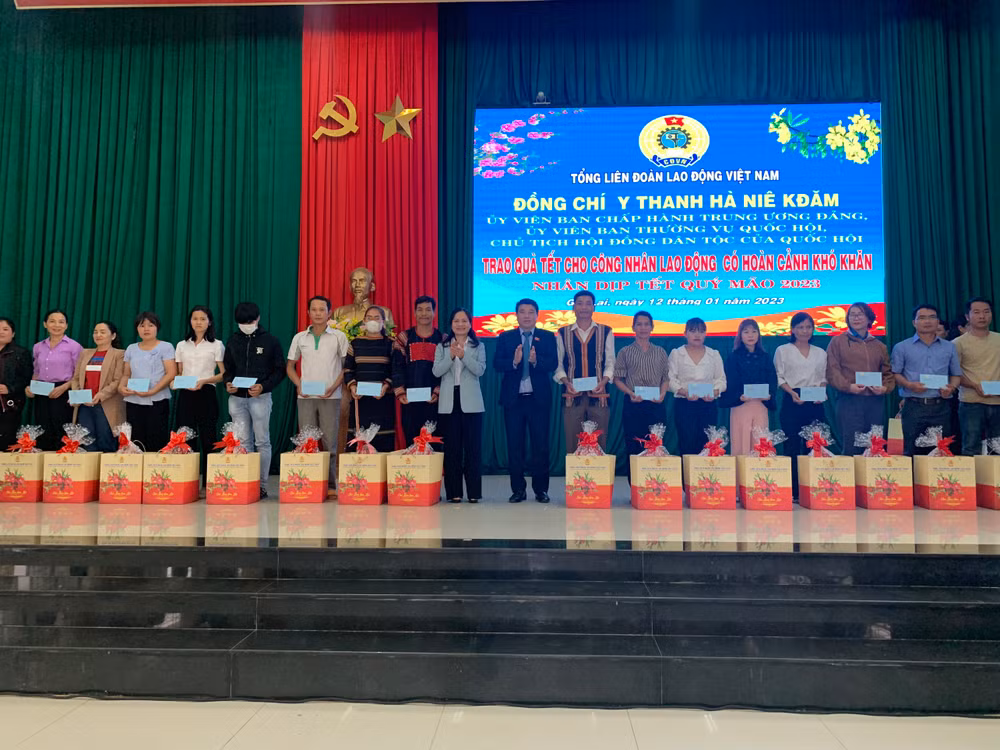 Chủ tịch Hội đồng Dân tộc của Quốc hội trao quà tặng công nhân, người lao động có hoàn cảnh khó khăn.