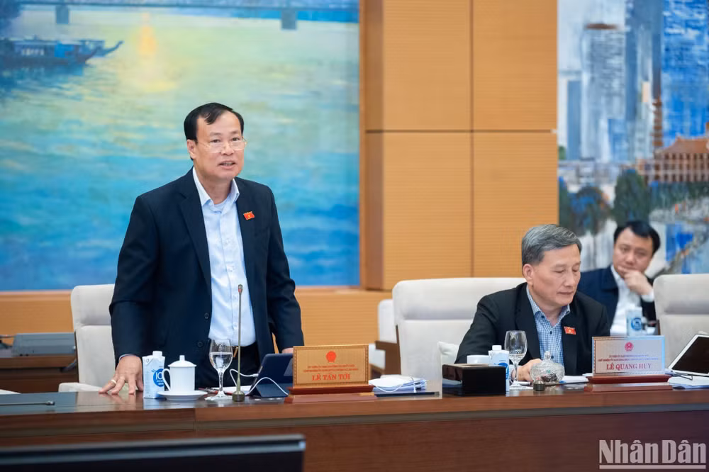 Chủ nhiệm Ủy ban Quốc phòng và An ninh của Quốc hội Lê Tấn Tới trình bày báo cáo giải trình, tiếp thu, chỉnh lý dự thảo Luật Căn cước trong phiên họp của Ủy ban Thường vụ Quốc hội ngày 15/11 vừa qua. (Ảnh: DUY LINH)