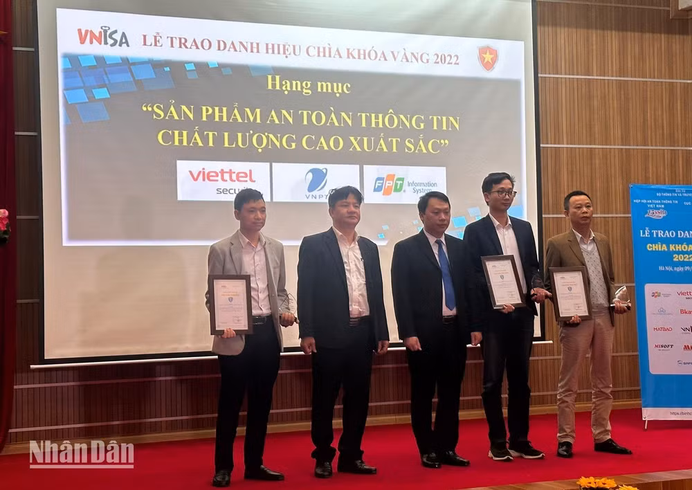 Trao danh hiệu Chìa khóa vàng ở hạng mục "Sản phẩm an toàn thông tin chất lượng cao xuất sắc". 