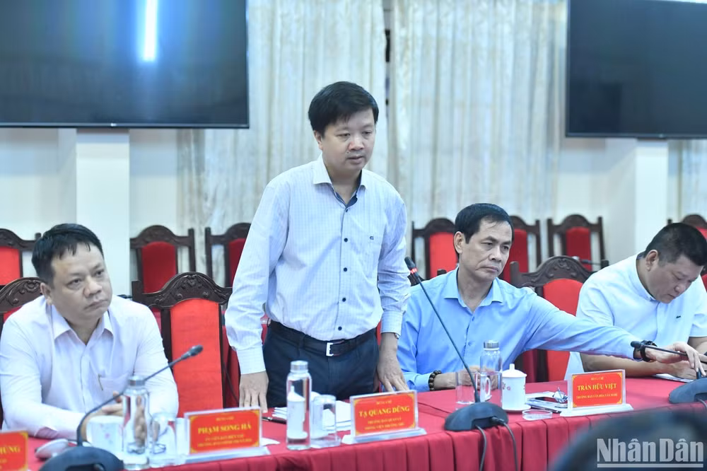 Đồng chí Tạ Quang Dũng, Trưởng Ban Quản lý phóng viên thường trú, Báo Nhân Dân mong các đồng chí lãnh đạo Tỉnh ủy, Hội đồng nhân dân, Ủy ban nhân dân tỉnh Nghệ An tiếp tục tạo điều kiện thuận lợi cho phóng viên Báo Nhân Dân trong quá trình tác nghiệp trên địa bàn tỉnh.