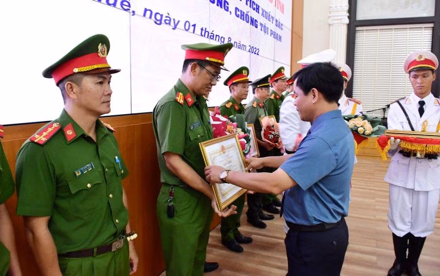 Phó Bí thư Tỉnh ủy, Chủ tịch UBND tỉnh Nguyễn Văn Phương trao Bằng khen cho các tập thể, cá nhân có thành tích xuất sắc trong công tác phòng, chống tội phạm.