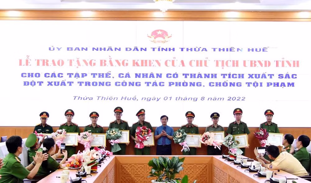 Chủ tịch UBND tỉnh khen thưởng 9 cá nhân xuất sắc trong công tác phòng, chống tội phạm liên quan đến vụ án. Chủ tịch UBND tỉnh khen thưởng 9 cá nhân xuất sắc trong công tác phòng, chống tội phạm liên quan đến vụ án.