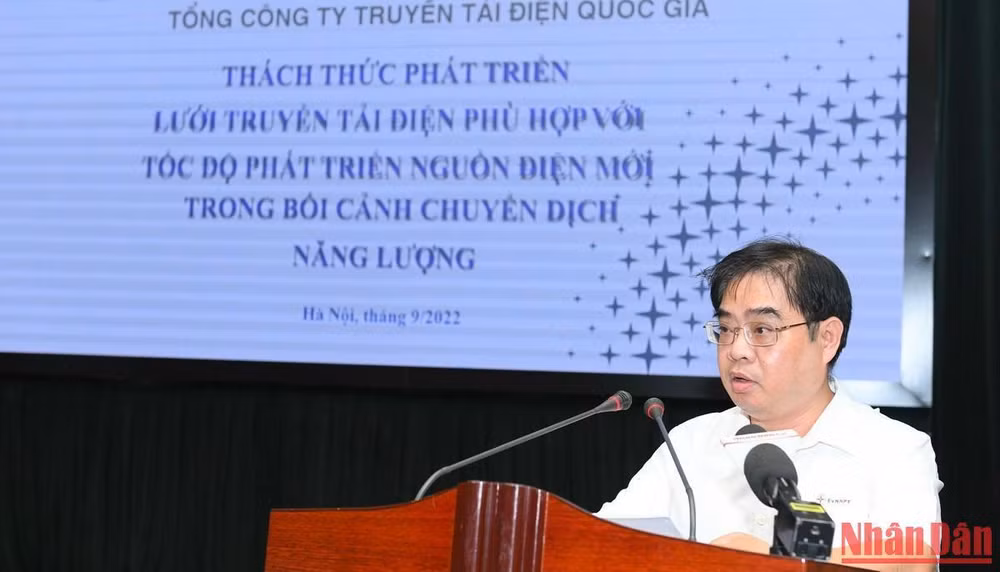 Ông Đỗ Đức Hùng, Trưởng Ban Kế hoạch - EVNNPT trình bày tham luận tại tọa đàm. (Ảnh: THÀNH ĐẠT) Ông Đỗ Đức Hùng, Trưởng Ban Kế hoạch - EVNNPT trình bày tham luận tại tọa đàm. (Ảnh: THÀNH ĐẠT)