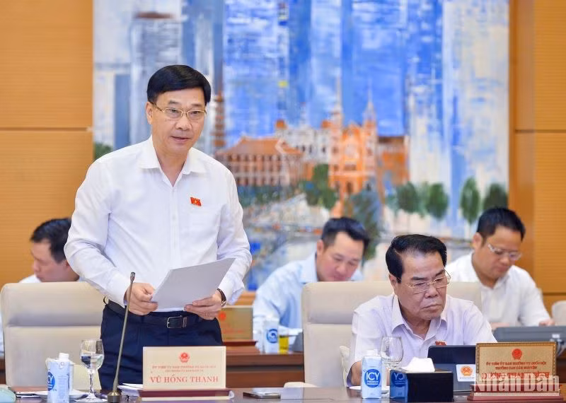 Chủ nhiệm Ủy ban Kinh tế Vũ Hồng Thanh trình bày tóm tắt báo cáo thẩm tra về các nội dung kinh tế-xã hội, cơ cấu lại nền kinh tế. (Ảnh: DUY LINH)