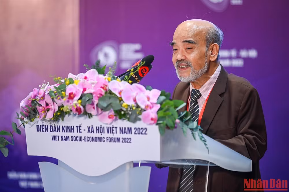 Giáo sư, Tiến sĩ khoa học Đặng Hùng Võ trình bày tham luận tại Phiên hội thảo.