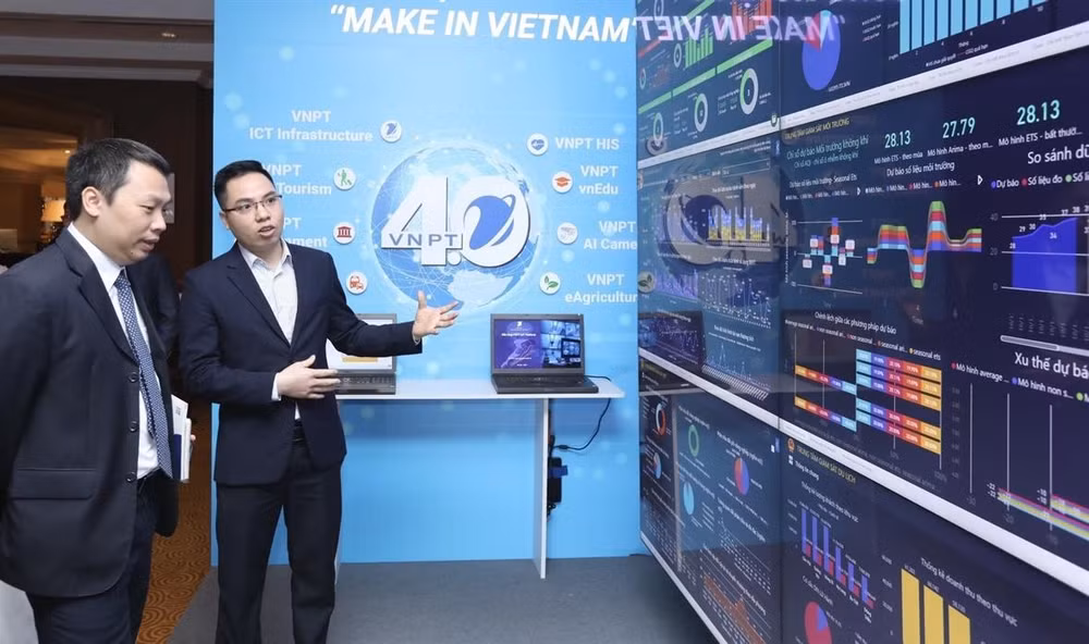 Đại biểu tham quan các gian hàng triển lãm công nghệ tại internet Day 2020. Đại biểu tham quan các gian hàng triển lãm công nghệ tại internet Day 2020.