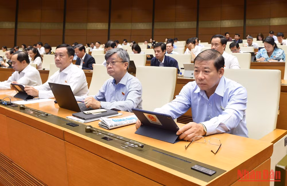 Các đại biểu Quốc hội thảo luận ở hội trường về dự án Luật Hợp tác xã (sửa đổi) sáng 10/11. (Ảnh: THỦY NGUYÊN)