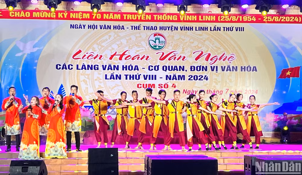 Tiết mục biểu diễn của xã Vĩnh Lâm, huyện Vĩnh Linh trong tại liên hoan văn nghệ tối 7/7. (Ảnh: ĐĂNG KHOA)