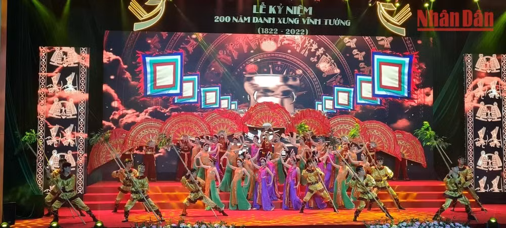 Một tiết mục biểu diễn nghệ thuật tại Lễ kỷ niệm 200 năm phủ Vĩnh Tường.