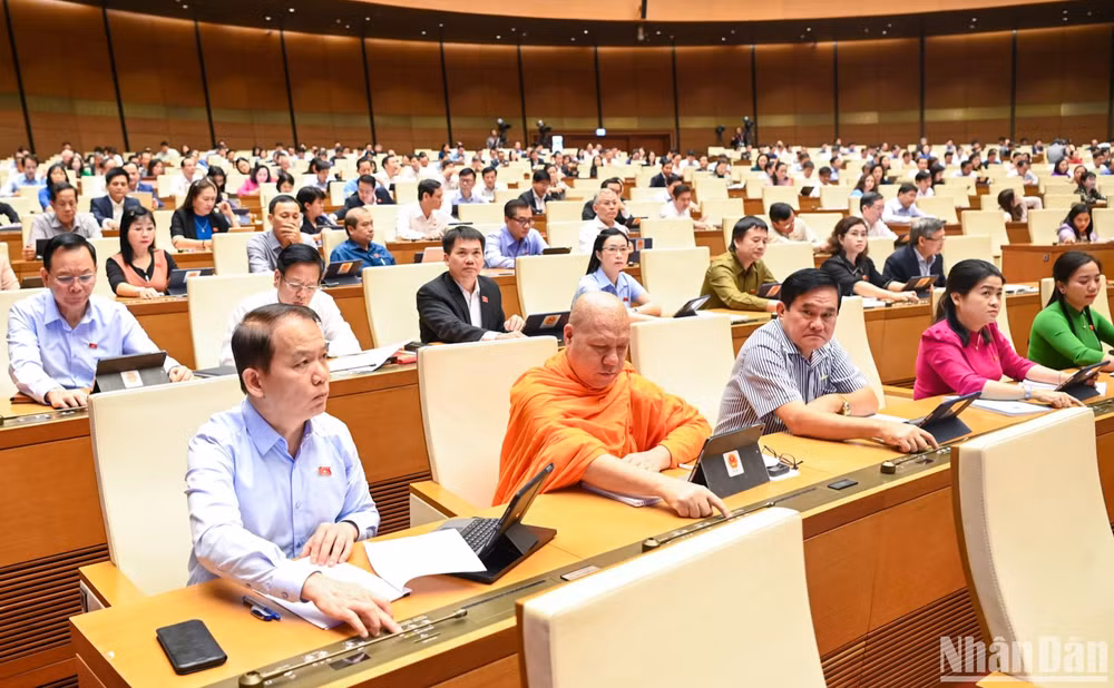 Đại biểu Quốc hội biểu quyết thông qua Nghị quyết thí điểm một số cơ chế, chính sách đặc thù về đầu tư xây dựng công trình giao thông đường bộ. (Ảnh: DUY LINH)