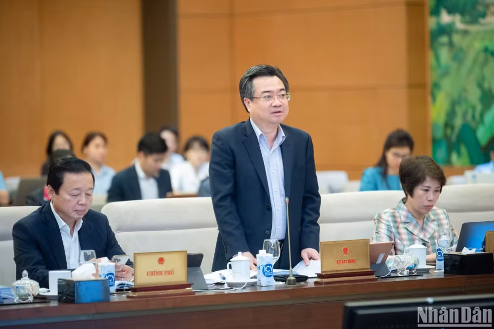 Bộ trưởng Xây dựng Nguyễn Thanh Nghị làm rõ một số vấn đề đại biểu nêu. (Ảnh: DUY LINH)