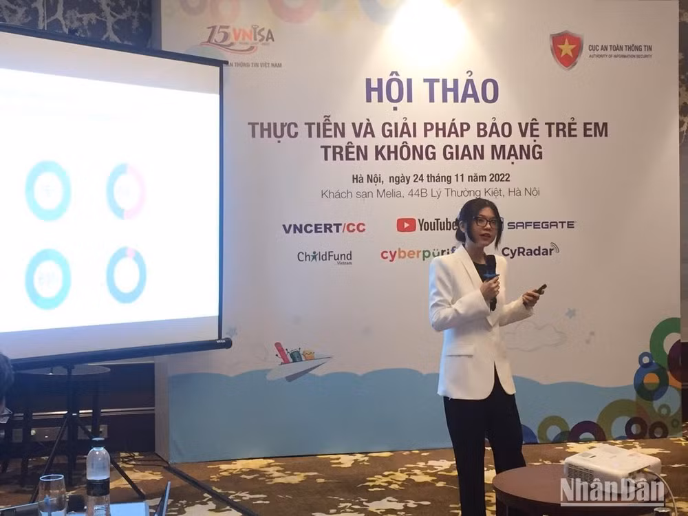 Bà Nguyễn Phương Thanh Trúc, đồng sáng lập và CEO CyberPurify trình bày báo cáo về thực trạng phát tán nội dung độc hại trên Internet. Bà Nguyễn Phương Thanh Trúc, đồng sáng lập và CEO CyberPurify trình bày báo cáo về thực trạng phát tán nội dung độc hại trên Internet.