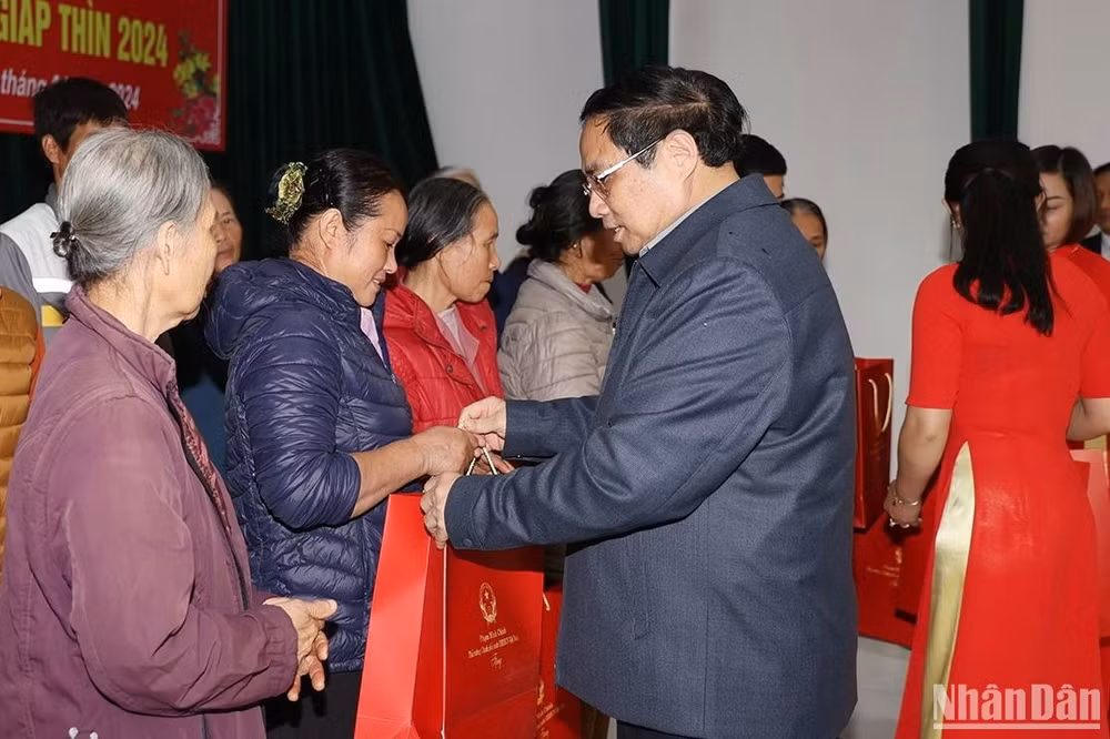 Thủ tướng Phạm Minh Chính tặng quà cho hộ nghèo, người có hoàn cảnh khó khăn trên địa bàn thành phố Chí Linh, tỉnh Hải Dương nhân dịp Tết Giáp Thìn 2024. (Ảnh: TRẦN HẢI) Thủ tướng Phạm Minh Chính tặng quà cho hộ nghèo, người có hoàn cảnh khó khăn trên địa bàn thành phố Chí Linh, tỉnh Hải Dương nhân dịp Tết Giáp Thìn 2024. (Ảnh: TRẦN HẢI)
