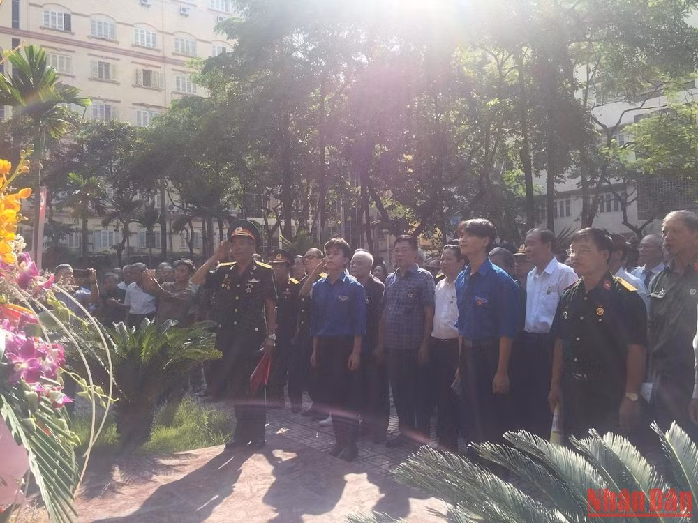 Các cựu sinh viên-chiến sĩ dâng hoa tại Đài kỷ niệm.