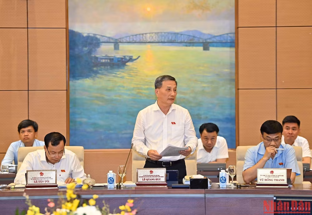 Chủ nhiệm Uỷ ban Khoa học Công nghệ và Môi trường Lê Quang Huy trình bày báo cáo thẩm tra. (Ảnh: DUY LINH) Chủ nhiệm Uỷ ban Khoa học Công nghệ và Môi trường Lê Quang Huy trình bày báo cáo thẩm tra. (Ảnh: DUY LINH)
