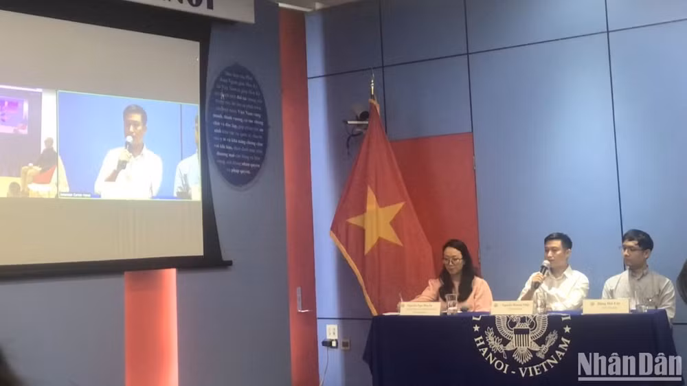Ông Nguyễn Hoàng Nhật, Phó Tổng Biên tập Báo điện tử VietnamPlus, chia sẻ tại tọa đàm.
