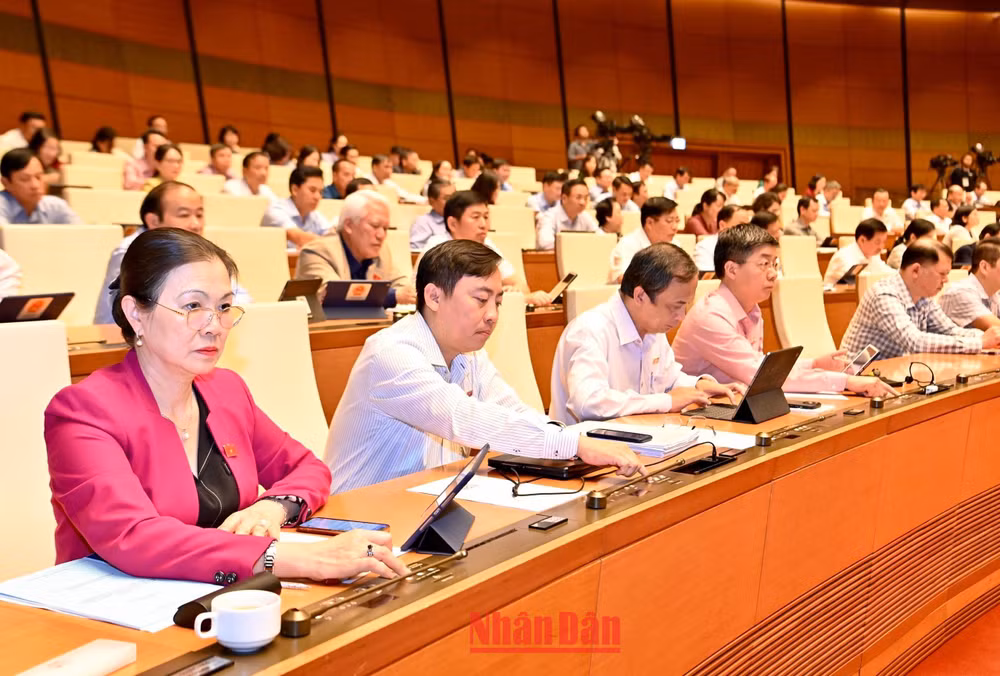 Quốc hội biểu quyết thông qua Luật sửa đổi, bổ sung một số điều của Luật Tần số vô tuyến điện trong phiên họp, ngày 9/11. (Ảnh: ĐĂNG KHOA)