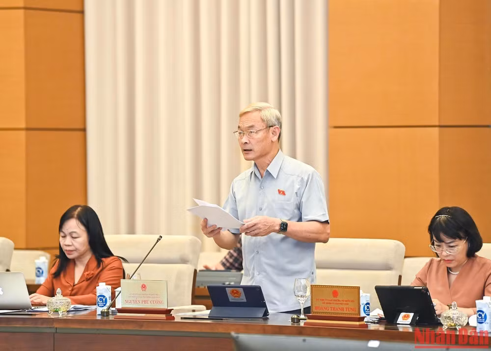Chủ nhiệm Ủy ban Tài chính, Ngân sách của Quốc hội Nguyễn Phú Cường trình bày báo cáo thẩm tra sơ bộ dự thảo Nghị quyết. Chủ nhiệm Ủy ban Tài chính, Ngân sách của Quốc hội Nguyễn Phú Cường trình bày báo cáo thẩm tra sơ bộ dự thảo Nghị quyết.