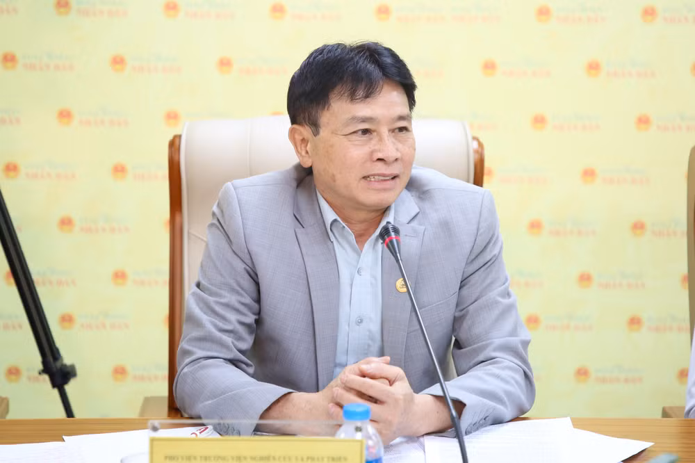 Ông Lê Cao Tuấn, Phó Viện trưởng Viện Nghiên cứu đô thị và Phát triển hạ tầng trao đổi tại tọa đàm. Ông Lê Cao Tuấn, Phó Viện trưởng Viện Nghiên cứu đô thị và Phát triển hạ tầng trao đổi tại tọa đàm.