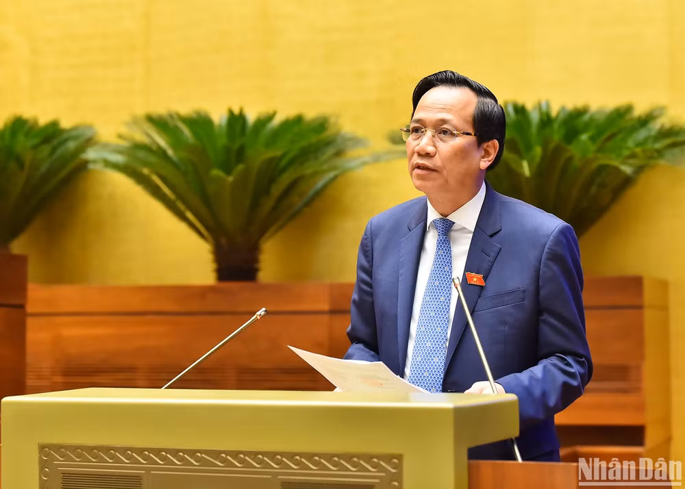 Bộ trưởng Lao động - Thương binh và Xã hội Đào Ngọc Dung trình bày Tờ trình về dự án Luật Bảo hiểm xã hội (sửa đổi). (Ảnh: THỦY NGUYÊN)
