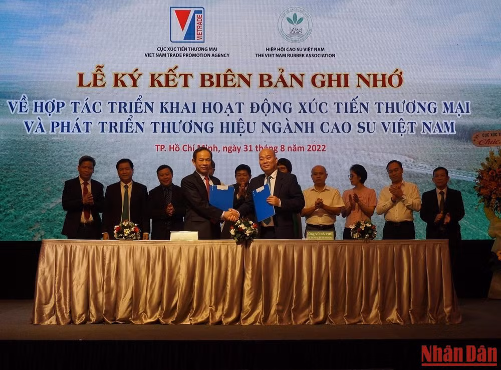 Lãnh đạo Hiệp hội Cao-su và Cục xúc tiến thương mại (Bộ Công thương) trao biên bản ký kết ghi nhớ hợp tác giữa hai bên.