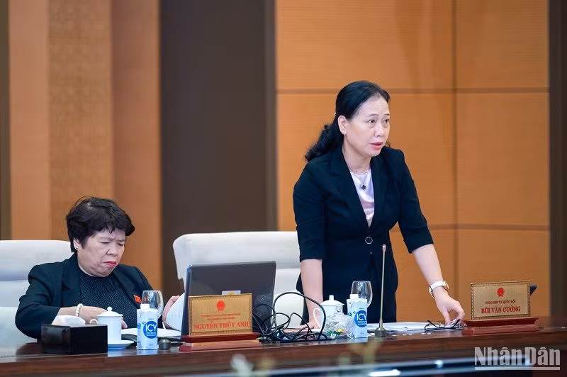 Phó Chủ nhiệm Văn phòng Quốc hội Nguyễn Thị Thúy Ngần báo cáo tóm tắt tổng hợp nội dung thẩm tra của các cơ quan Quốc hội. (Ảnh: DUY LINH)