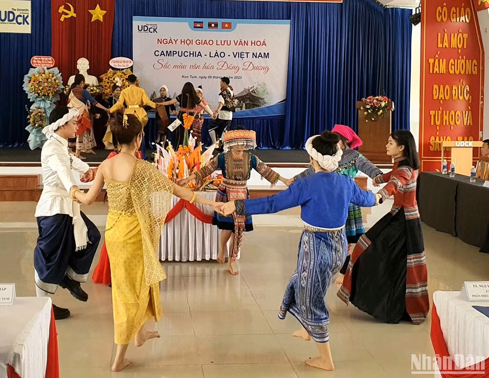 Các lưu học sinh trình diễn tiết mục múa “Vũ điệu đoàn kết”.