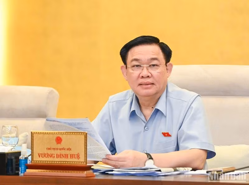 Chủ tịch Quốc hội Vương Đình Huệ phát biểu ý kiến trong phiên họp Ủy ban Thường vụ Quốc hội sáng 12/9. (Ảnh: DUY LINH)