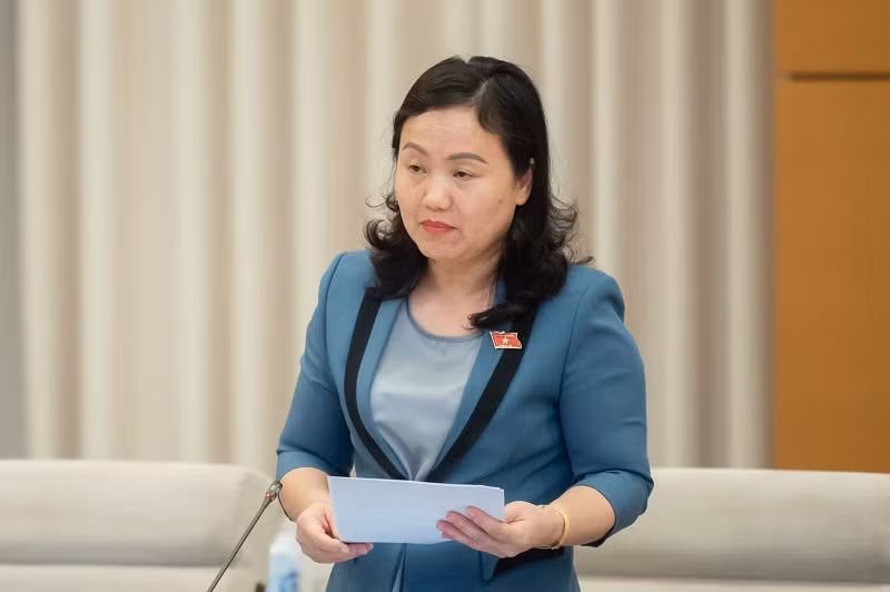 Phó Chủ nhiệm Ủy ban Tài chính, Ngân sách Phạm Thúy Chinh trình bày báo cáo thẩm tra sơ bộ về kết quả thực hành tiết kiệm, chống lãng phí năm 2022. (Ảnh: Quochoi.vn)