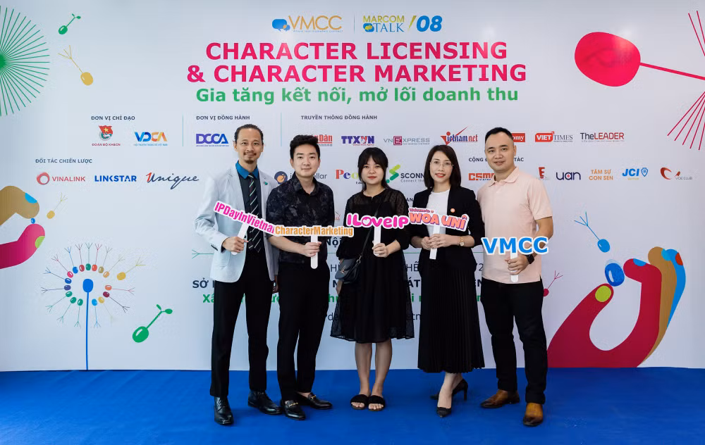 Các đại biểu chụp ảnh lưu niệm bên lề hội thảo. Các đại biểu chụp ảnh lưu niệm bên lề hội thảo.