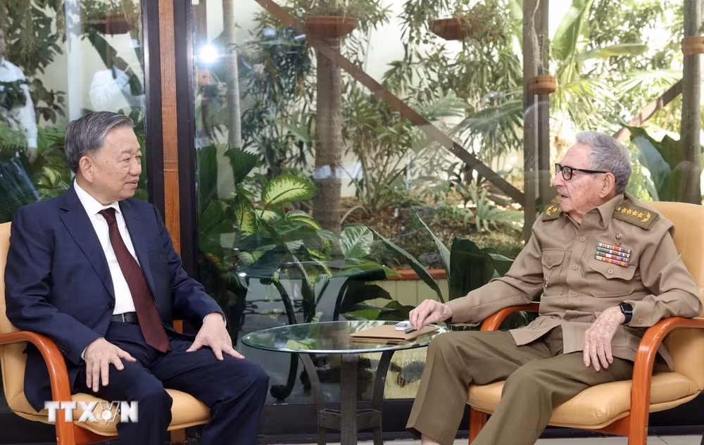 Tổng Bí thư, Chủ tịch nước Tô Lâm gặp Lãnh tụ Cách mạng Cuba, Đại tướng Raúl Castro Ruz.