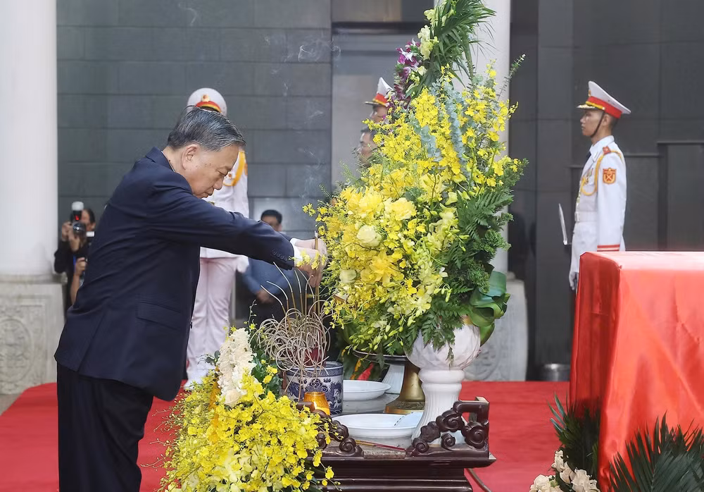 Tổng Bí thư Tô Lâm viếng nguyên Chủ tịch nước Trần Đức Lương. (Ảnh: ĐĂNG KHOA)