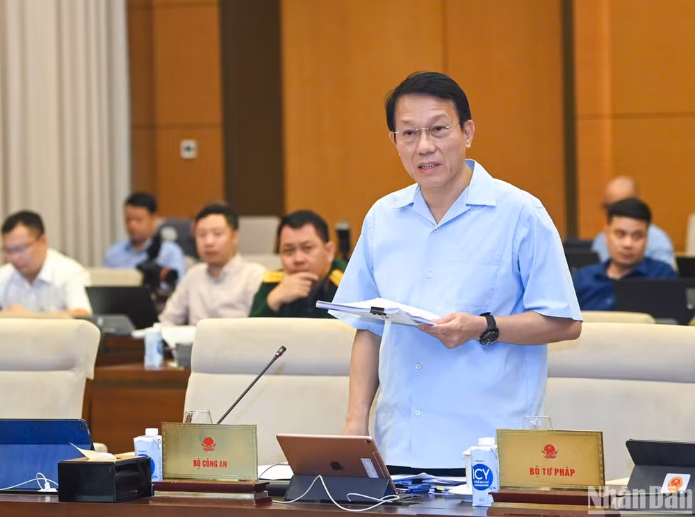 Bộ trưởng Công an Lương Tam Quang trình bày tờ trình về dự án Luật Dữ liệu. (Ảnh: DUY LINH) Bộ trưởng Công an Lương Tam Quang trình bày tờ trình về dự án Luật Dữ liệu. (Ảnh: DUY LINH)