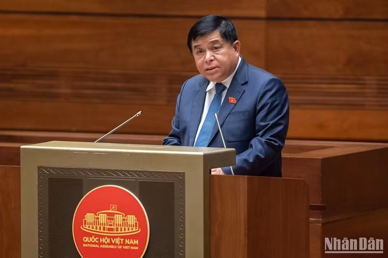 Bộ trưởng Kế hoạch và Đầu tư Nguyễn Chí Dũng trình bày Tờ trình của Chính phủ trong phiên họp chiều 23/5. (Ảnh: ĐĂNG KHOA)