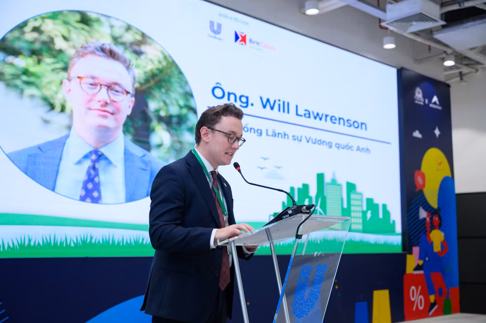 Ông Will Lawrenson, Phó Tổng Lãnh sự Vương quốc Anh tại TP Hồ Chí Minh chia sẻ tại Hội thảo.