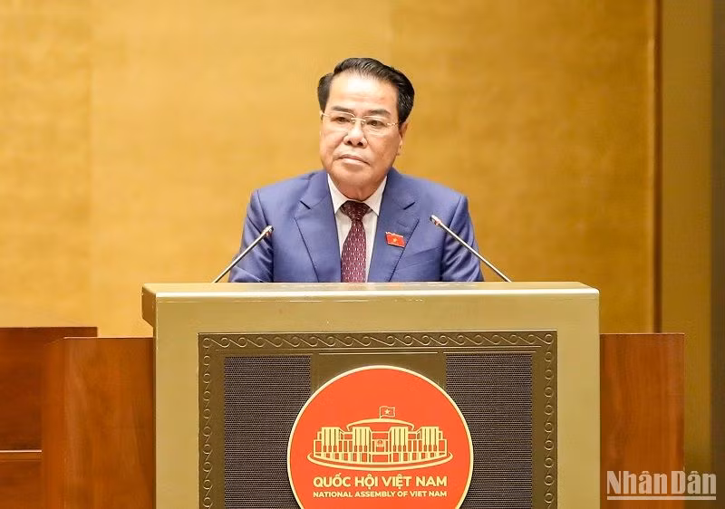 Trưởng Ban Dân nguyện thuộc Ủy ban Thường vụ Quốc hội Dương Thanh Bình trình bày Báo cáo tóm tắt Kết quả giám sát việc giải quyết, trả lời kiến nghị của cử tri gửi đến Kỳ họp thứ 4, Quốc hội khóa XV. (Ảnh: DUY LINH)