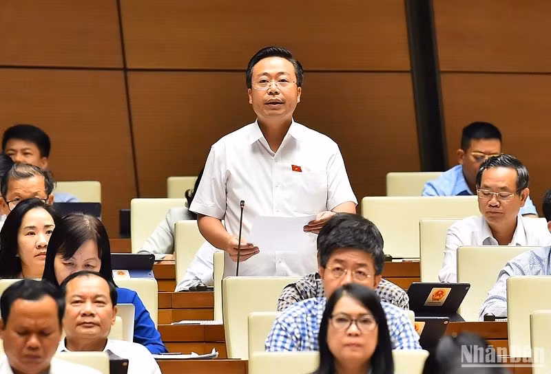 Đại biểu Nguyễn Đại Thắng đặt câu hỏi trong phiên chất vấn Bộ trưởng Khoa học và Công nghệ ngày 7/6. (Ảnh: THỦY NGUYÊN) Đại biểu Nguyễn Đại Thắng đặt câu hỏi trong phiên chất vấn Bộ trưởng Khoa học và Công nghệ ngày 7/6. (Ảnh: THỦY NGUYÊN)