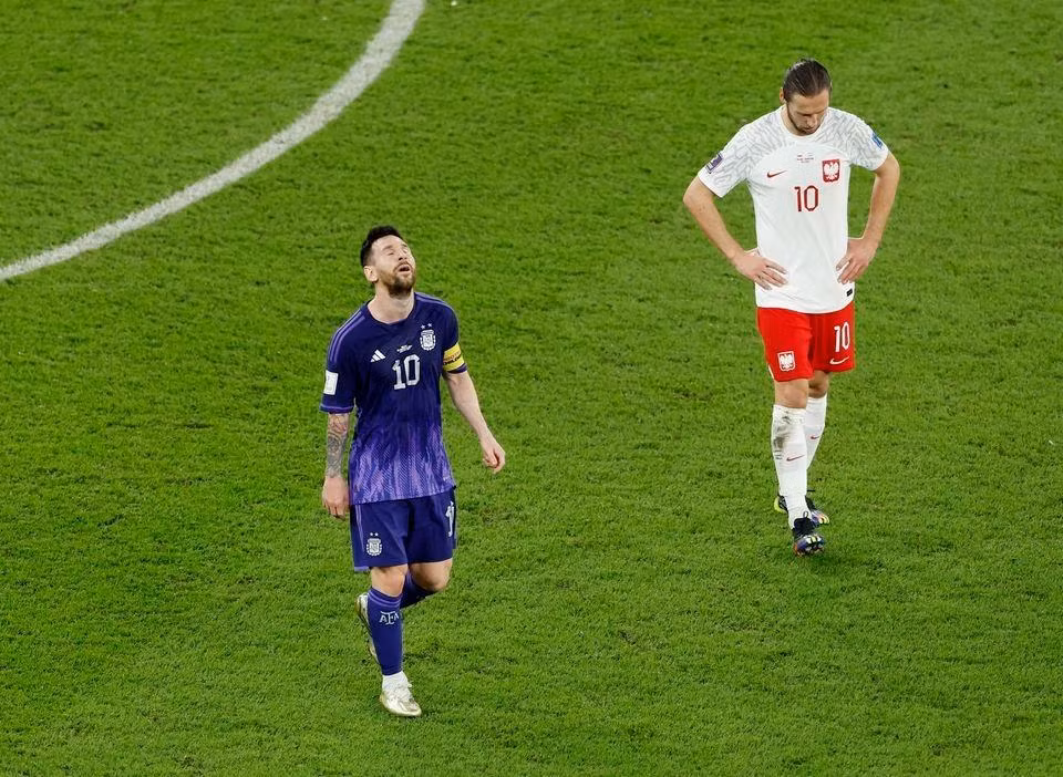 Lionel Messi tiếc nuối khi bỏ lỡ cơ hội mở tỷ số cho Argentina. (Ảnh: Reuters) Lionel Messi tiếc nuối khi bỏ lỡ cơ hội mở tỷ số cho Argentina. (Ảnh: Reuters)