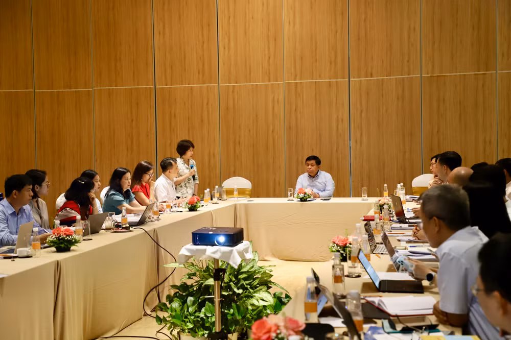 Quang cảnh buổi làm việc. Quang cảnh buổi làm việc.