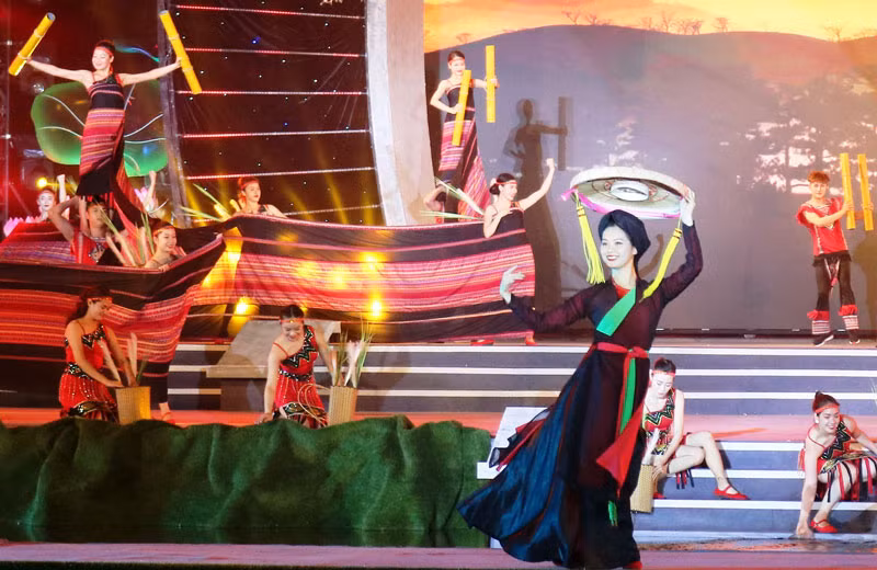 Tiết mục biểu diễn nghệ thuật trong Chương trình “Rạng rỡ miền quan họ 2019. Tiết mục biểu diễn nghệ thuật trong Chương trình “Rạng rỡ miền quan họ 2019.