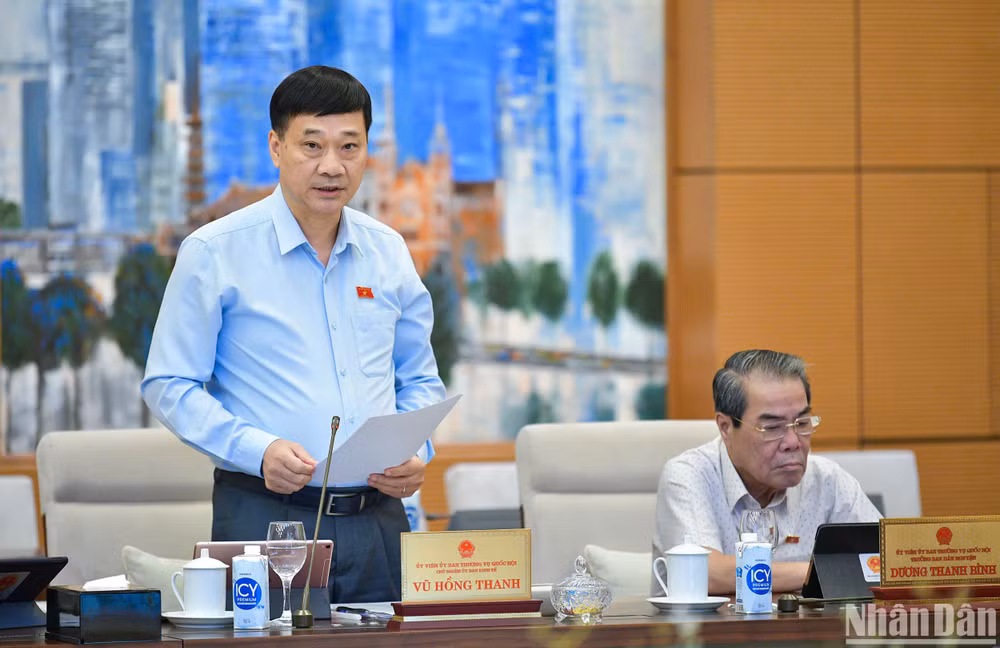 Chủ nhiệm Ủy ban Kinh tế Vũ Hồng Thanh trình bày báo cáo thẩm tra về dự án Luật. (Ảnh: DUY LINH)